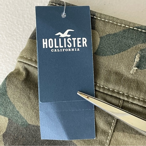 HOLLISTER NWT ULTRA HIGH RISE GREEN CAMO TWILL MOM DENIM SHORTS 00 - Picture 3 of 10
